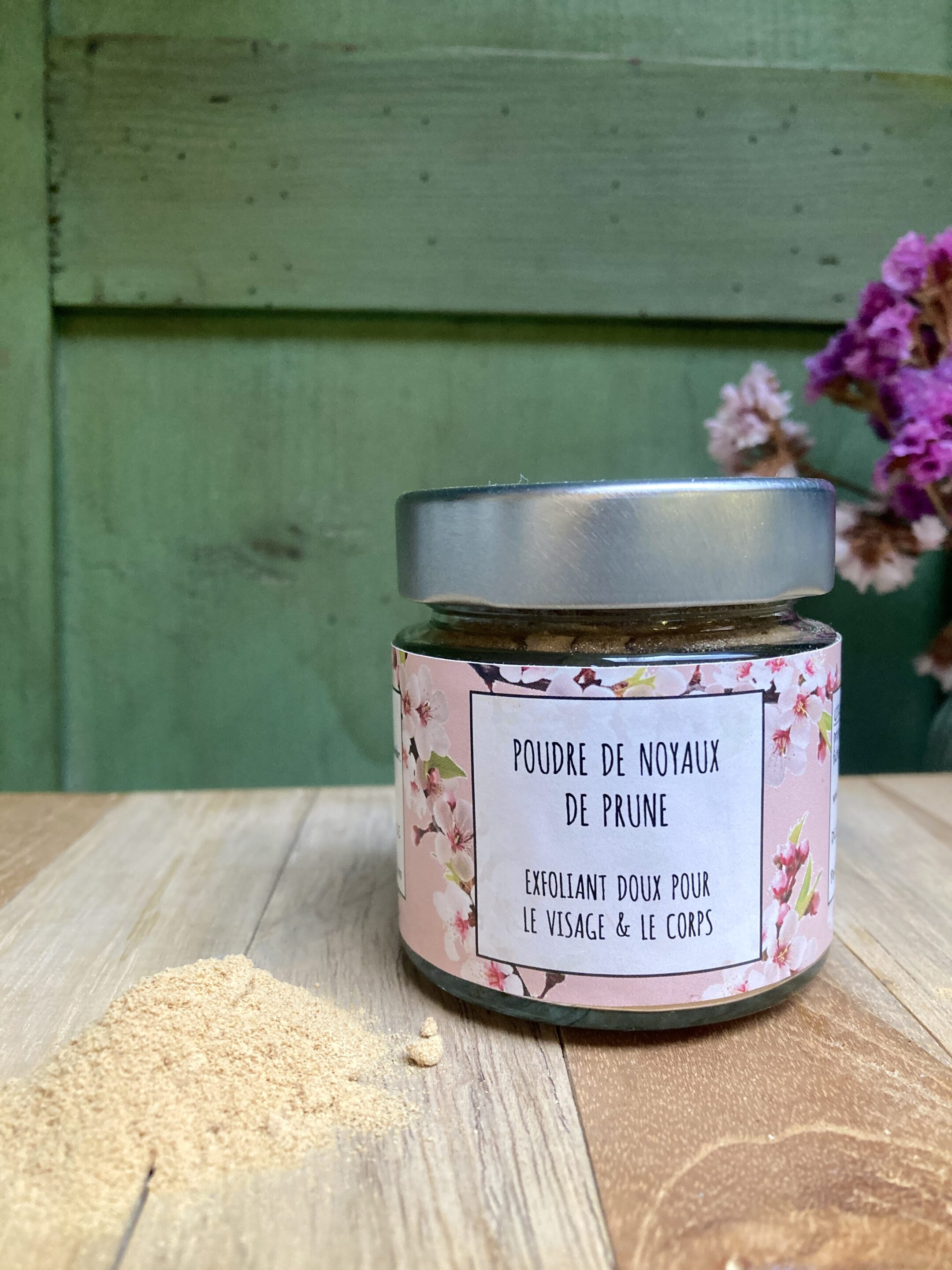 Poudre de noyaux de prune